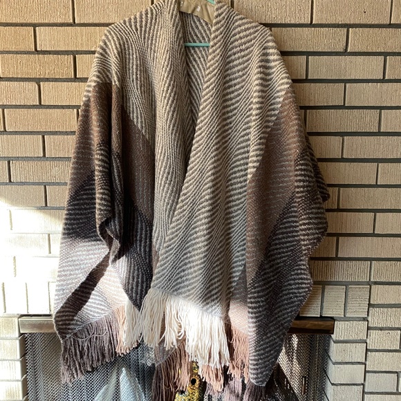 Vintage Wrap Poncho - Picture 1 of 2